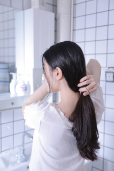 她胸前的一对兔子弹跳出来